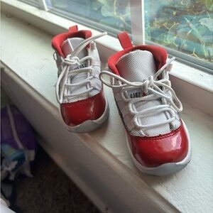 Red n white size 6c